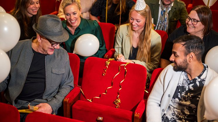 Vi är så nyfikna på vem som kommer att sitta på Guldplats nr 70 i Stora Salongen på Halmstads Teater i höst.  Foto: Destination Halmstad