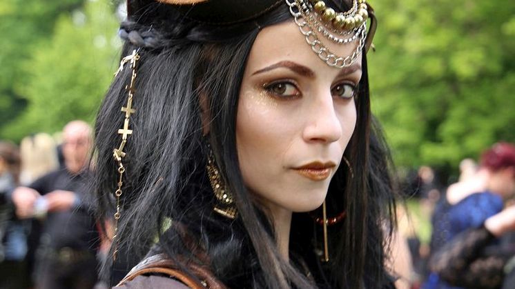 Teilnehmerin des Wave-Gotik-Treffens im Clara-Zetkin-Park