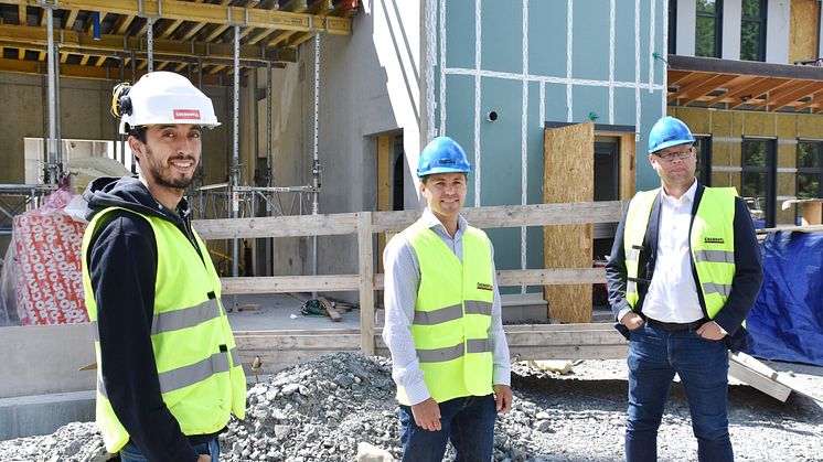 Bålbroskolans arbetschef Miguel Ponce-Bonazzi tillsammans med Barn- och skolnämndens ordförande Robert Beronius och grundskolechef Niclas Gustafsson