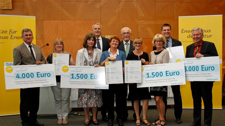 Die Gewinner des Bürgerenergiepreises Unterfranken mit Regierungspräsident Dr. Paul Beinhofer und Christoph Henzel, Leiter Kommunalmanagement Bayernwerk.