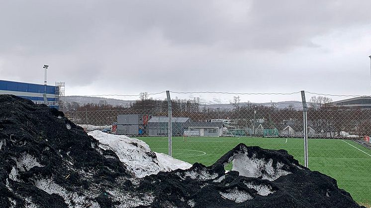 Gummigranulat som havner på avveie når det f.eks. følger med snø som måkes vekk fra kunstgressbaner kan inneholde miljøgifter som fører til skade på både mennesker og miljø. Foto: Dorte Herzke, NILU