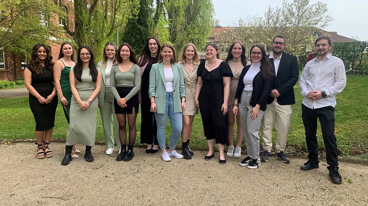 Strahlende Gesichter: Die jüngsten Absolvent*innen des Studiengangs Soziale Arbeit am Rande der Abschlussfeier auf dem Hephata-Campus. 