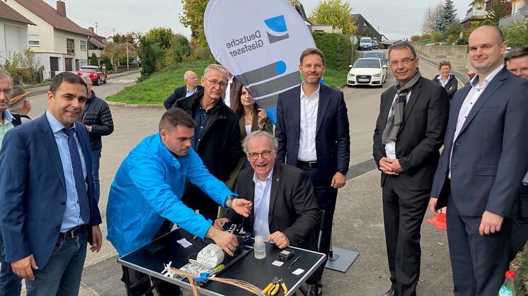 Stefan Krebs (Mitte) beim Spleißen eines Glasfaserkabels. Rechts dahinter Jens Müller, Hans-Jürg Bahde und Viktor Kostic. Ganz links: Ralf Zimmermann. 