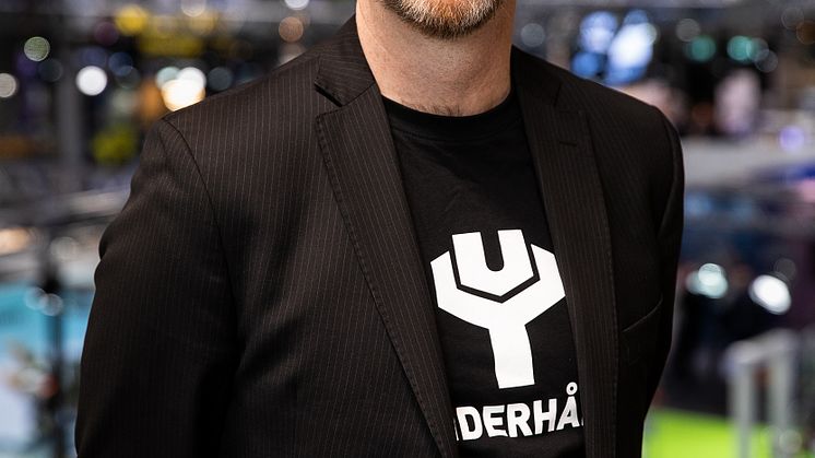 emmy_240313_0601_WEBB.jpg