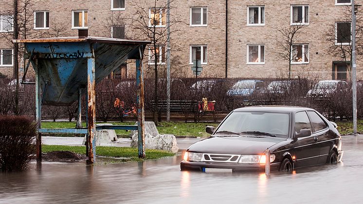 Bil på översvämmad gata. Foto: Mikael Svensson