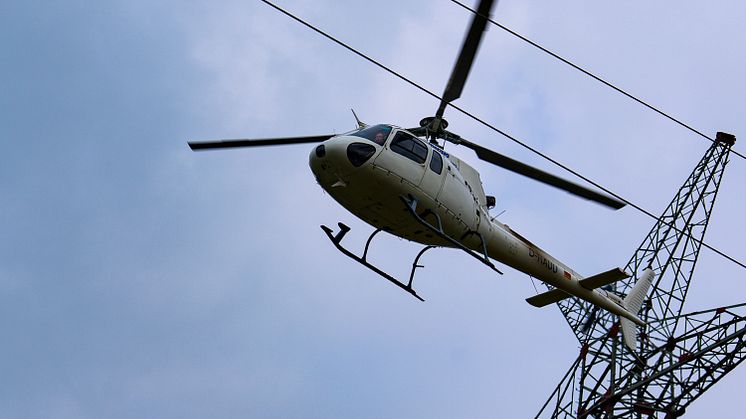 Mit einem Helikopter kontrolliert die Bayernwerk Netz GmbH Hochspannungsleitungen und Masten.