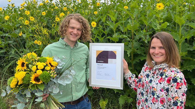 Das beigefügte Pressefoto dürfen Sie im Zusammenhang mit unserer Meldung frei verwenden. Bildunterschrift: Gehörloser Student für sehr gutes Studium und starkes Engagement geehrt – Tim Lofi (li.) wird von Carmen Armbruster, Account Manager Acousticia