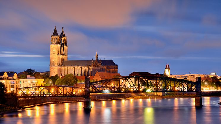 Magdeburg_Elbufer_mit_Hubbrücke_Dom.jpg
