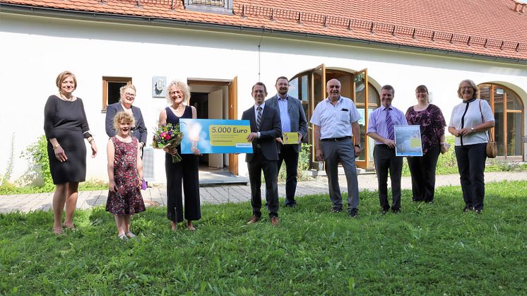 5.000 Euro für Geschichten im Vierseitenhof: Die Leiterin der Bücherei Altfraunhofen, Christin Titze (4.v.li.), bekam von Bayernwerk-Regionalleiter Dr. André Zorger den Kinderbibliothekspreis 2021 überreicht.