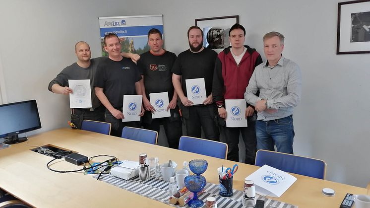 Det bästa att vi alla fick jobb! Från vänster de nyanställda på Pipelife Hafab: Från vänster Janis Auvinen, Peter Asterfeldt, Krister Aldeman, Tommy Kangas, Daniel Johansson samt längst till höger Kimmo Heinänen produktionschef , Pipelife Hafab.