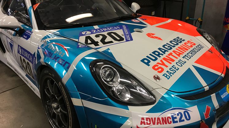 Puraglobe i samarbete med Porsche racebilar.