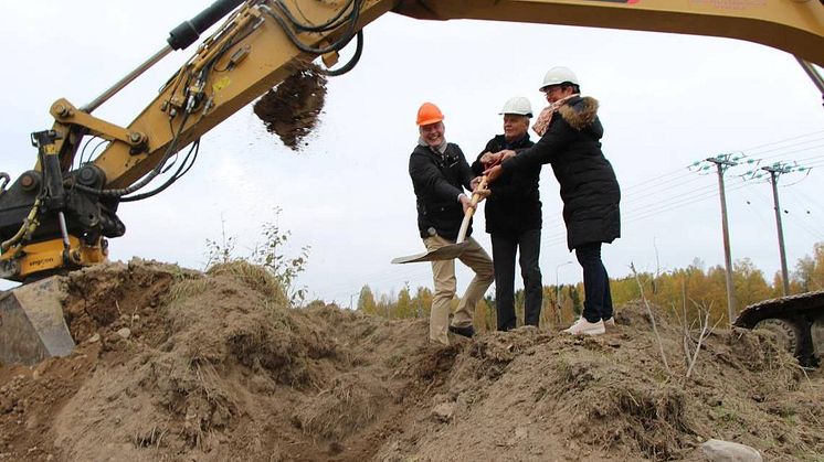 Fastighetsägaren Thomas Hansen, kommunstyrelsens vice ordförande Alf Larsson (C) och ordförande Ann-Katrin Järåsen (S) tog det första spadtaget. Foto: Aron Eriksson