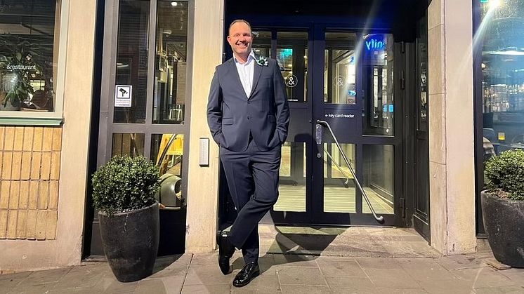 "Vi på and hotel är glada för samarbetet med Ronald McDonald Barnfond. Det känns fint att kunna bidra och göra skillnad för familjer som har det svårt", säger Raymond Almert.