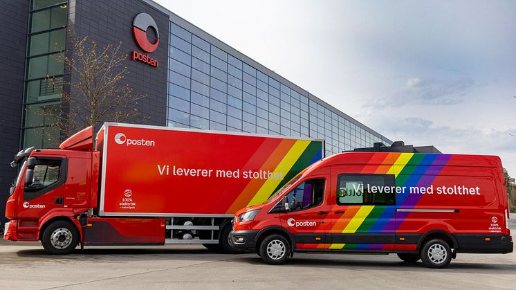 To av Postens el-biler som kjører i hovedstadsområdet har nå fått regnbuefarger. De markerer at Posten står for mangfold, fellesskap og kjærlighet. Foto: Posten/Tore Hole Oksnes