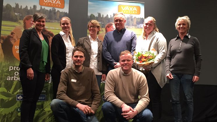 Från vänster bakre raden: Helena Börjesson, LRF Konsult. Därefter: Elin, Monika, Lars-Inge, Anna Gunnarsson. Dorit Greve, VD, Växa Sverige. Främre raden från vänster: Karl-Johan och Erik Gunnarsson 