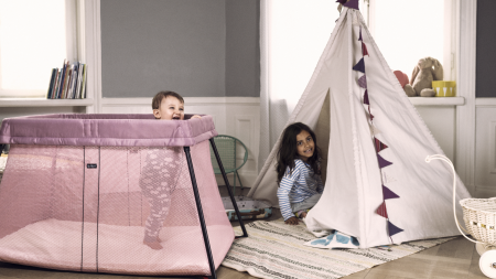 Rosa väcker känslor – BABYBJÖRN lanserar Resesäng Light i rosa