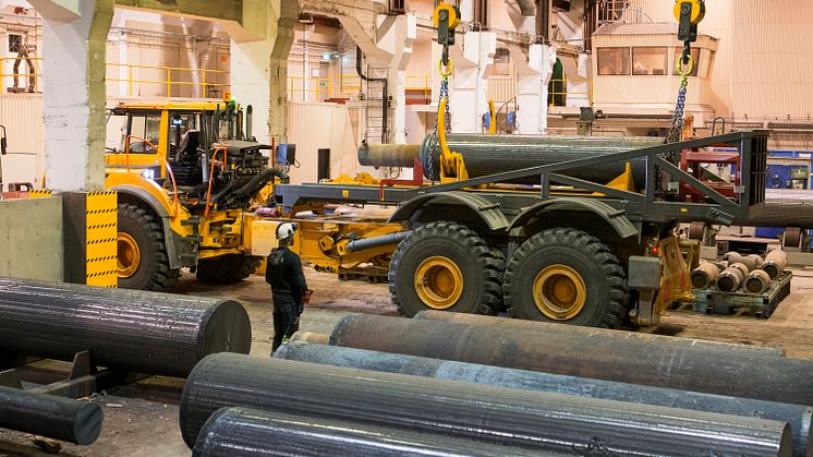 Lastning av elektrod på Volvo A40G mobil tippstol
