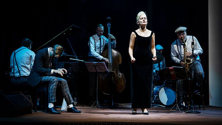 Mari Götesdotter i rollen som Monica Zetterlund och Benjamin Koppel Quartet är tillbaka i föreställningen Monicas vals som får nypremiär på Hipp 10 okt 2020. Foto Emmalisa Pauly