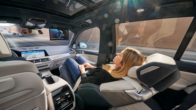 BMW-X7-ZeroG-Lounger