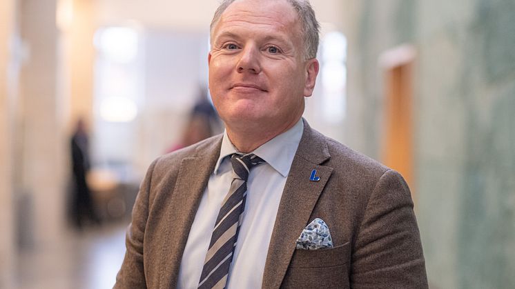 Gilbert Tribo - seriös