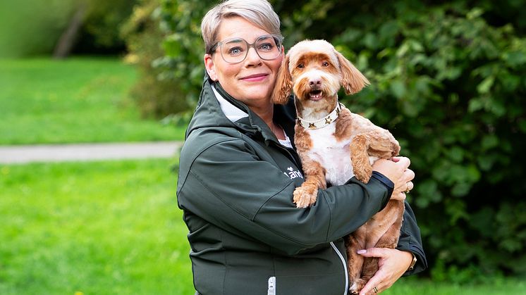Luna, Doris och Bella är de vanligaste hundnamnen 2023. Sveland Djurförsäkringars vd Linda Kreutz har själv en hund som heter Bella. Foto: Sveland Djurförsäkringar