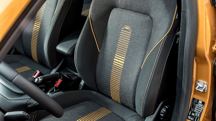2018FordFiesta_ACTIVE_LuxYellow_Interior_04