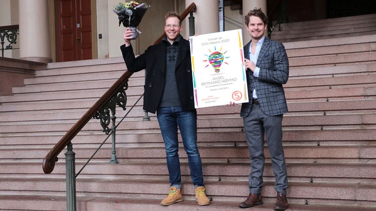 Aksel Høymo (til venstre) er tildelt SiOs idépris for ideen “Lommejuristen”, en app som kan hjelpe studenter i juridiske problemstillinger de møter.  Prisen ble overrakt av SiOs styreleder Jonas Virtanen.