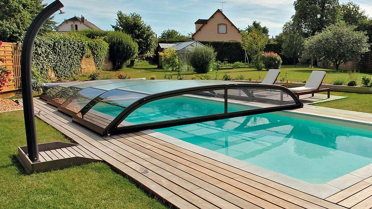Pool mit Poolüberdachung im Garten