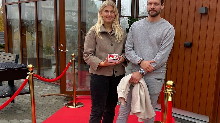 Kärlek i Brf Honungslunden! Sofia Jungmalm och ﻿Michael Larsson träffades på stomvisningen, nu har dom hämtat ut nycklarna till den gemensamma bostaden.