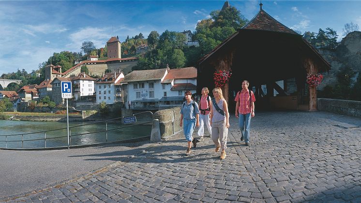 Wanderer auf dem Jakobsweg in der Stadt Fribourg 