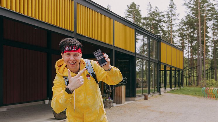 Youtubern Tomu besöker Filmbyn Småland för att utföra några av de 100 uppdrag som finns i appen "Småländska skatter".