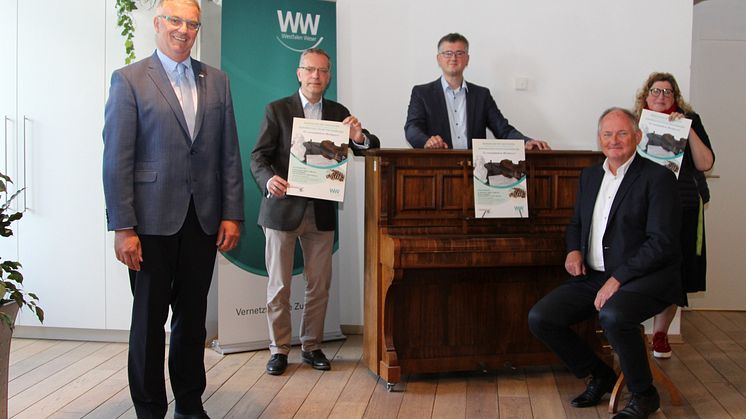Laden ins Kloster Bredelar: Klaus Hülsenbeck, Bürgermeister Marsberg, Andreas Kuntze, Intendant der NWD, Friedrich Luchterhandt, Betriebsdirektor NWD, Dr. Stephan Nahrath, Geschäftsf. WW, und Marita Veith, Geschäftsf. Veranstaltungszentrum Bredelar.