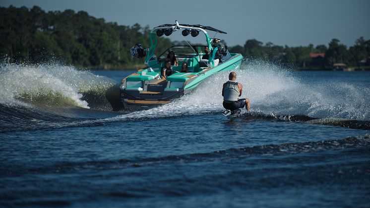 Hi-res image - YANMAR - YANMAR's innovative package based on the YANMAR 8LV370 marine diesel engine is available on the Super Air Nautique G25
