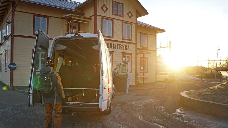 Skidbussen avgår från Järvsö tågstation