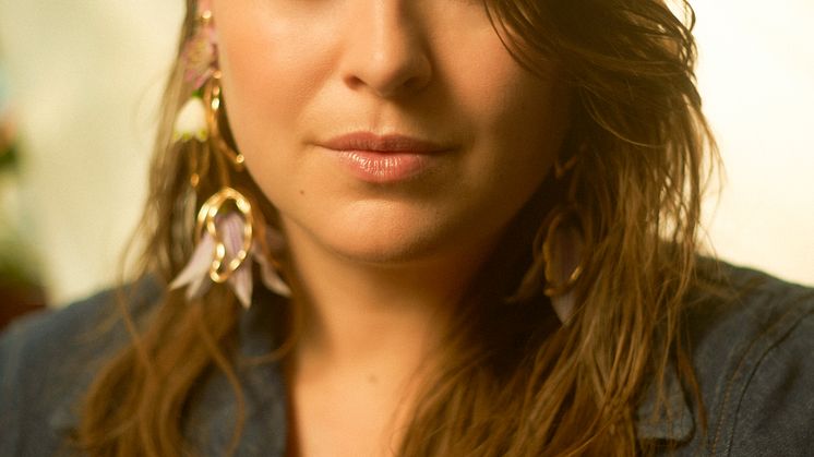 Linnea Henriksson bjuder på “Champagne” – ny singel om att fira livets stora och små ögonblick