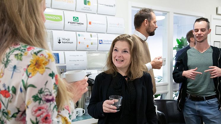 Entreprenörer som deltar i Företagsfabrikens Tillväxtprogram under en kaffepaus