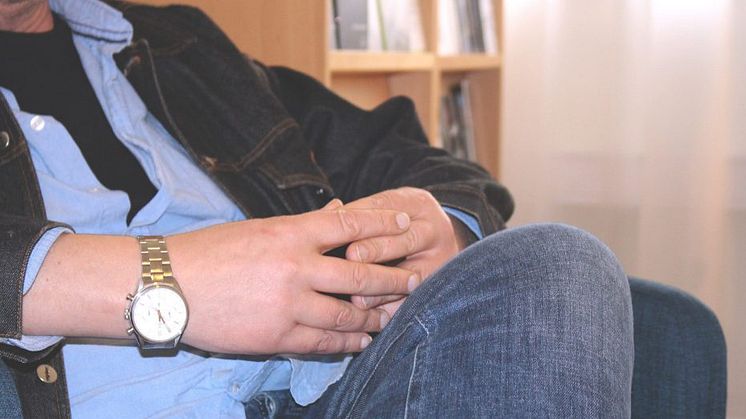 Joakim drack dygnet runt, blev hemlös och höll på att dö. Idag har han tagit körkort, fått jobb och känner hopp inför framtiden. Gemenskap och en träningslägenhet var viktiga delar i återhämtningen.  Foto: Skyddsvärnet
