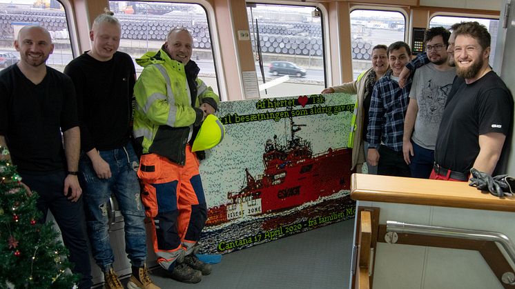2020 12 10 Asbjørn, parents and some crew members in front of LEGO mosaic - credits ESVAGT