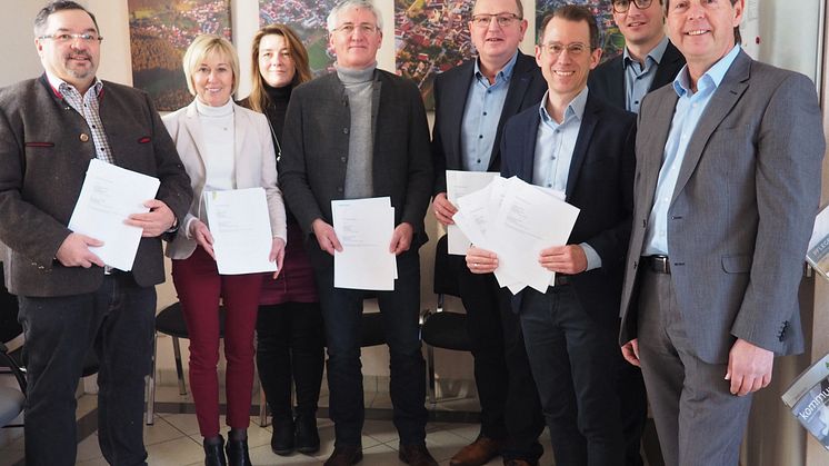 Die Stromkonzessionen der VG Ruhmannsfelden bleiben in bewährten Händen. Die Bürgermeisterin und drei Bürgermeister der Kommunen unterzeichneten gemeinsam mit Vertretern des Bayernwerks ihre vier Konzessionsverträge. 
