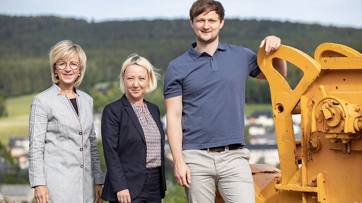 Großartiger Ausblick: der Sauberg in Ehrenfriedersdorf soll sich in einem neuen und attraktiven Gewand präsentieren.Im Bild Silke Franzl (Bgm. Ehrenfriedersdorf), Ines Hanisch-Lupaschko (TVE), Erik Ahner, (Betriebsleiter Zinngrube Ehrenfriedersdorf).