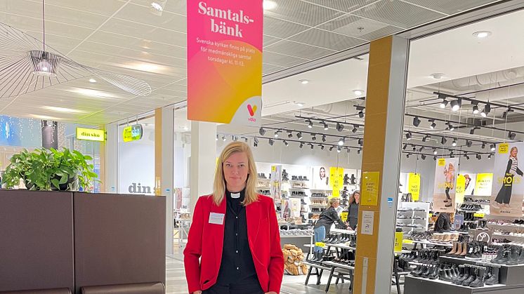 Sara Bergström och hennes kolleger från Kropps församling bemannar samtalsbänken varje torsdag mellan 11.00-13.00.
