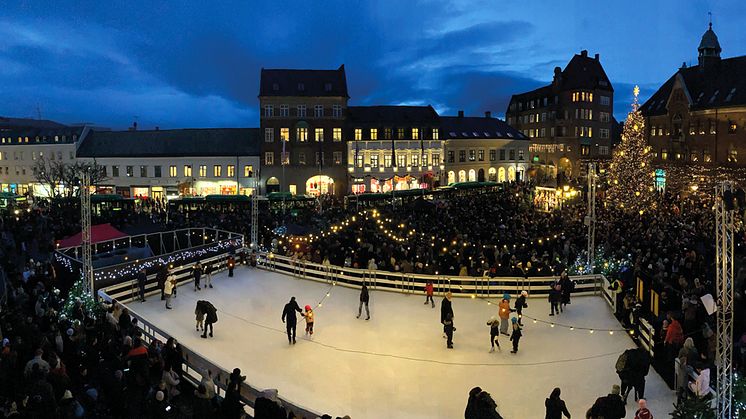 Den populära isbanan är på plats på Stortorget som vanligt.