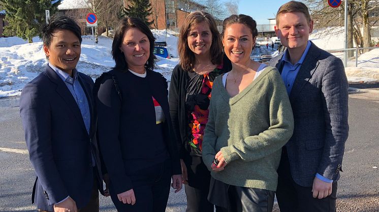 SAMSKAPING:Øystein Western, Kirsti Hansen og Ingunn Aursnes fra Uniform/Hyper er klar til å gå inn i partnerskapsavtale med Bydel Stovner, her ved utviklingssjef Madelene Stolpe og kommunikasjonssjef Andreas Mjærum Behring.