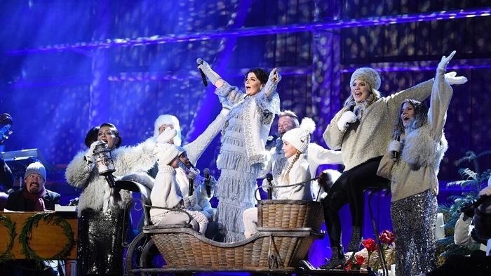 Carola med kör i Steninge slottslada