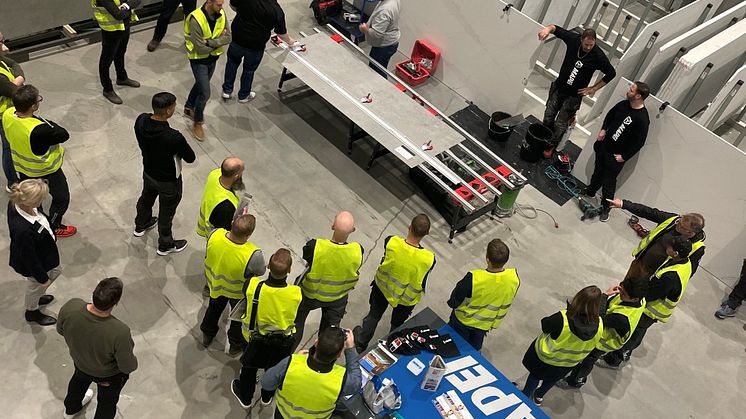 Partners från Fila, Mapei och Rubi demonstrerar hur man arbetar med storformat i badrumsbeklädnad