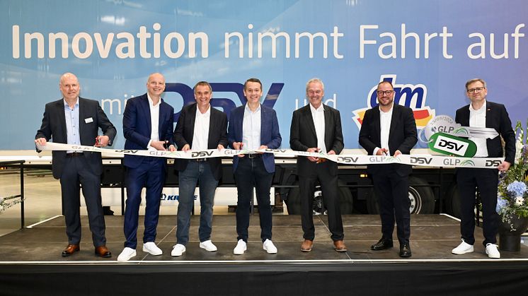 v.l.n.r.: M. Gerke, Entwicklungsleiter Deutschland GLP, J. Lund, CEO DSV A/S, C. Bodi und C. Werner, dm-Geschäftsführung, F. Rebhan, Oberbürgermeister Neustadt bei Coburg, S. Straubel, Landrat Coburg und G. Badura, DSV.