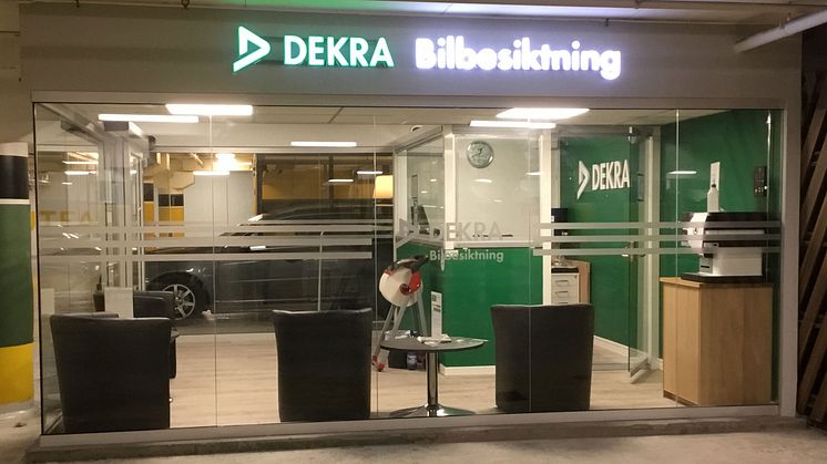 Kundmottagningen ligger i Täby Centrum i det s.k. "gula garaget".