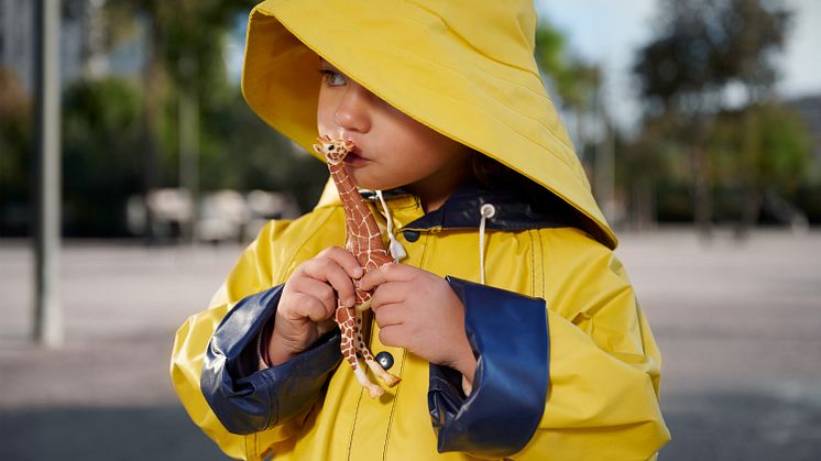 Bilanz 2022_Kind mit Giraffe (c) Schleich