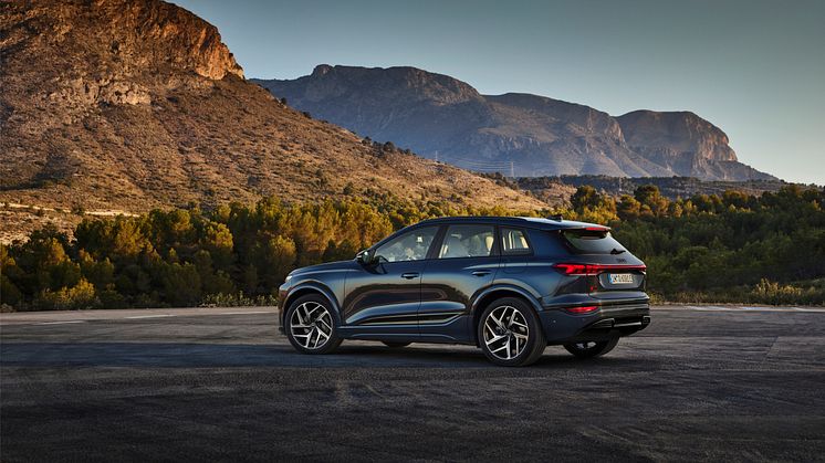 Audi Q6 e-tron quattro (Plasmablå metallak)