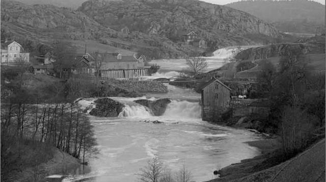 Fallen och kvarnar längs Bäveån vid Fossum i Uddevalla omkring 1920. Foto: Maria Lundbäck